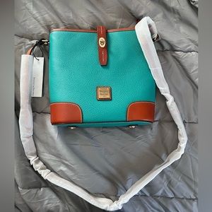 NWT Dooney and Bourke 🦆 Crossbody Bucket Bag